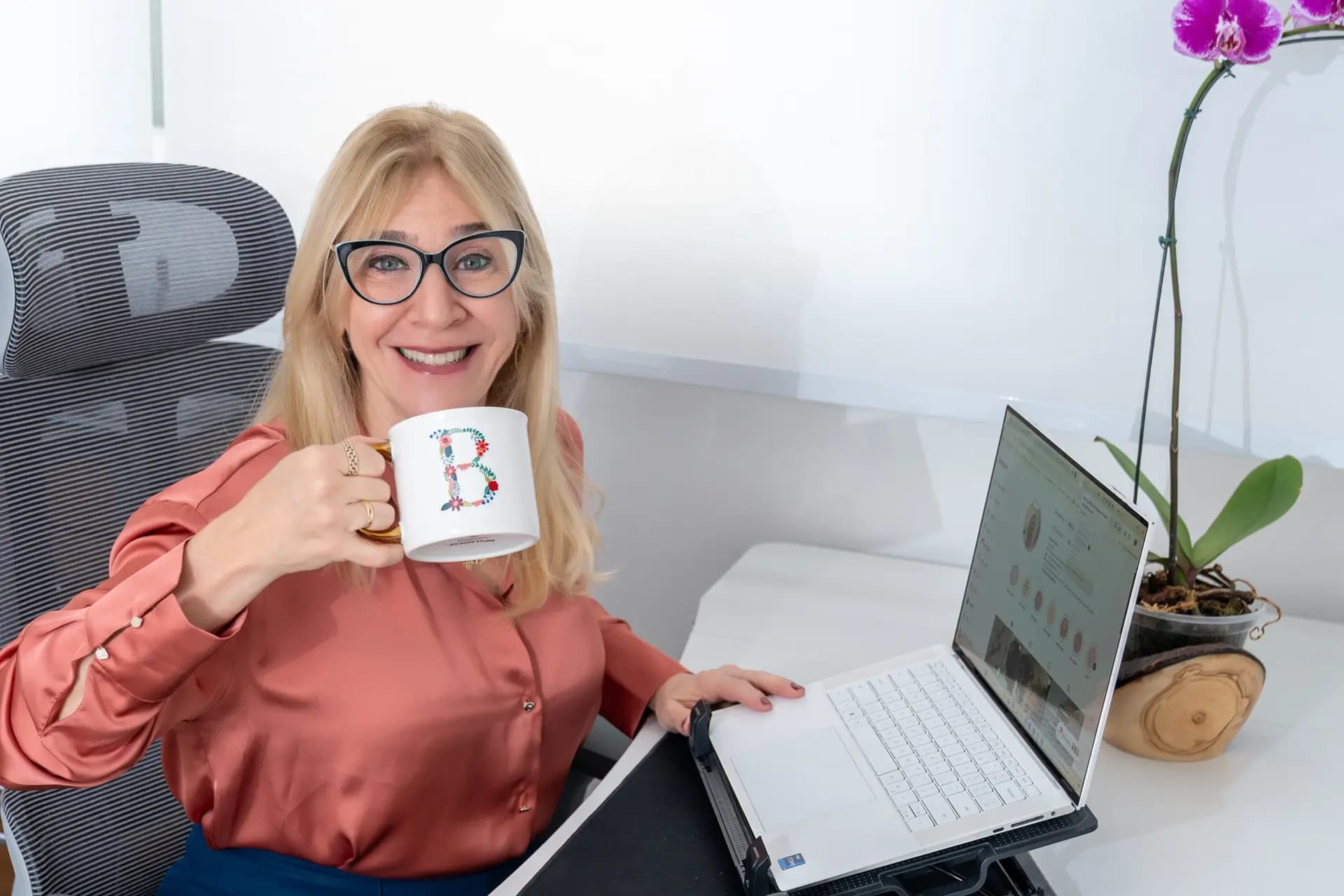 Brunete Gildin em seu escritório com notebook