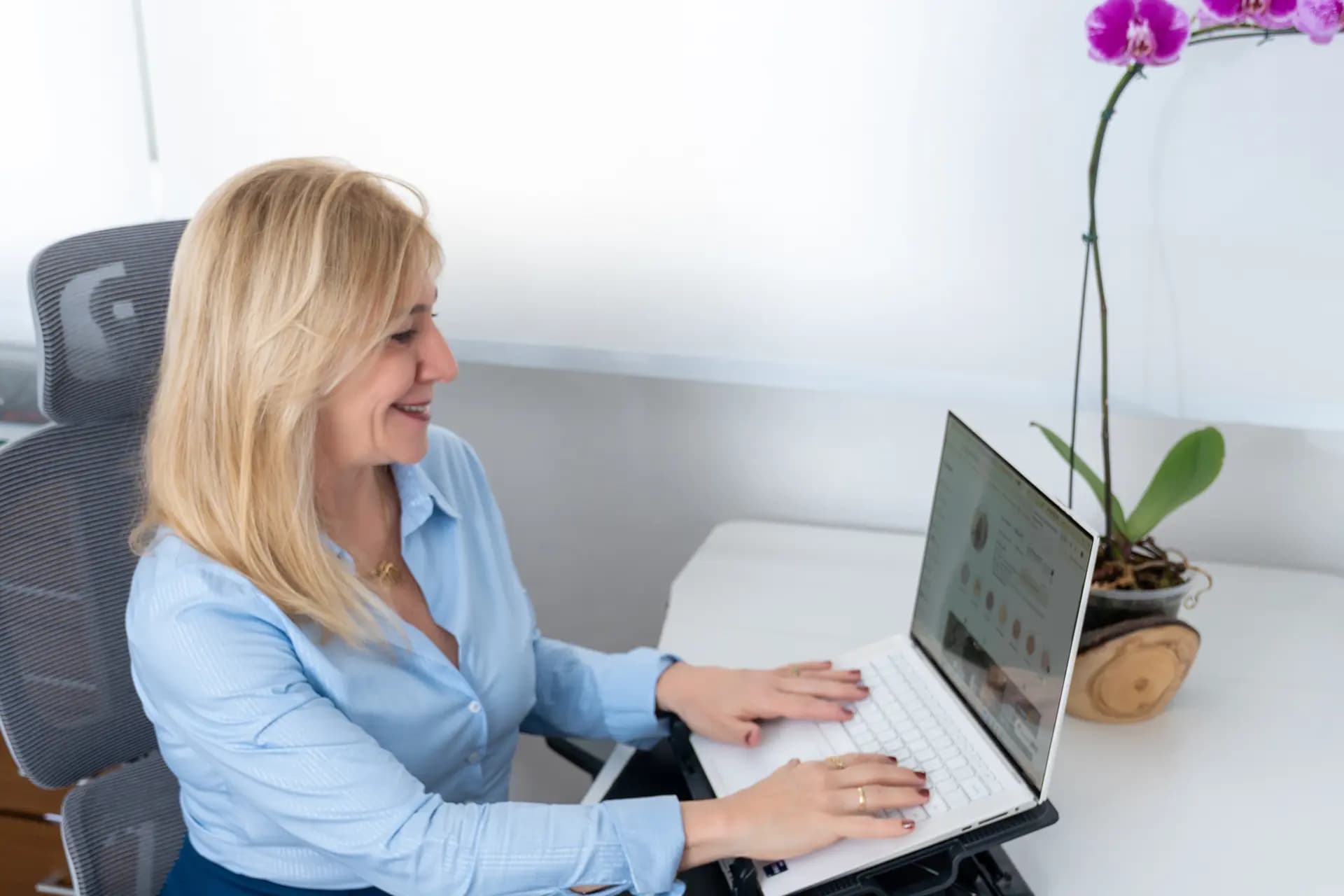 Brunete Gildin trabalhando em um notebook