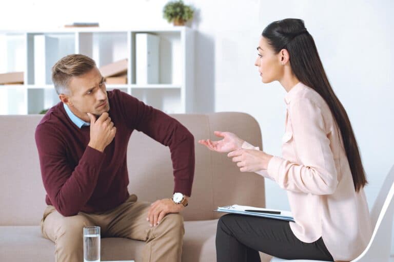 Pessoa observando e reconhecendo as próprias emoções e sentimentos