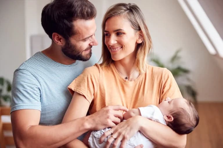 Casal organizando cuidados, descanso e apoio após a chegada do primeiro bebê